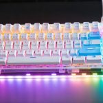 Het ontgrendelen van de fusie van kunst en prestatie: De verbluffende witte gaming-PC met een regenboogtoetsenbord